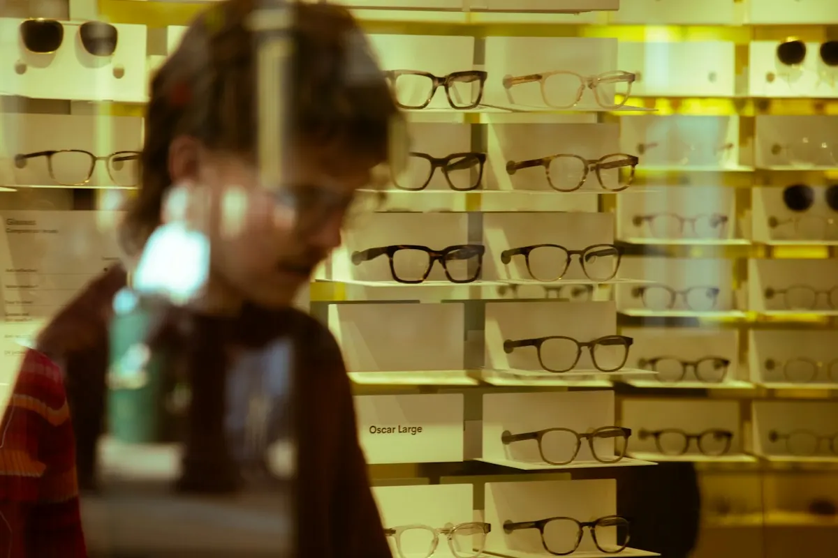 Armações de óculos de grau expostas em vitrine de ótica